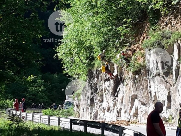 Премахват опасни скали на пътя Пловдив- Смолян, трафикът е затруднен