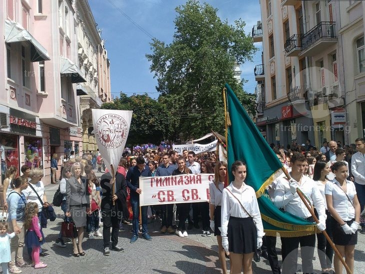 Възрожденски и народни песни огласиха Пловдив! Стотици ученици изпълниха Главната СНИМКИ и ВИДЕО