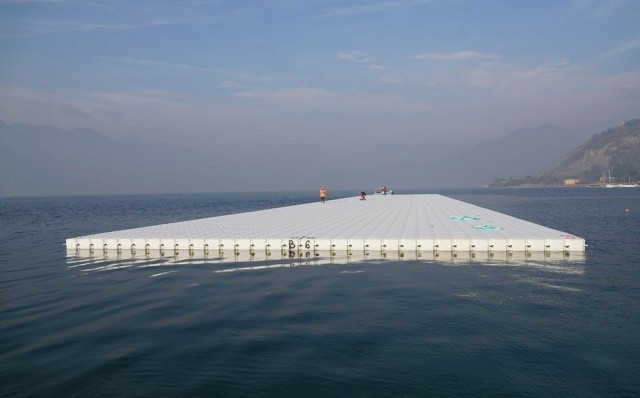Плаващите кейове на Кристо на езерото Изео носят милиони евро печалба
