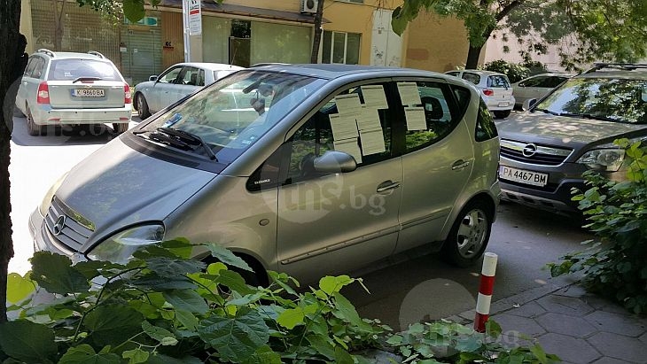 Читатели: Защо пловдивската Общинска охрана не потърси собственика на колата, а лепи всеки ден глоби? СНИМКИ