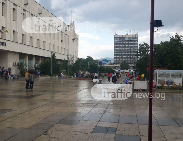 Буря удари Пловдив! Преобърна столове и чадъри на Главната СНИМКИ