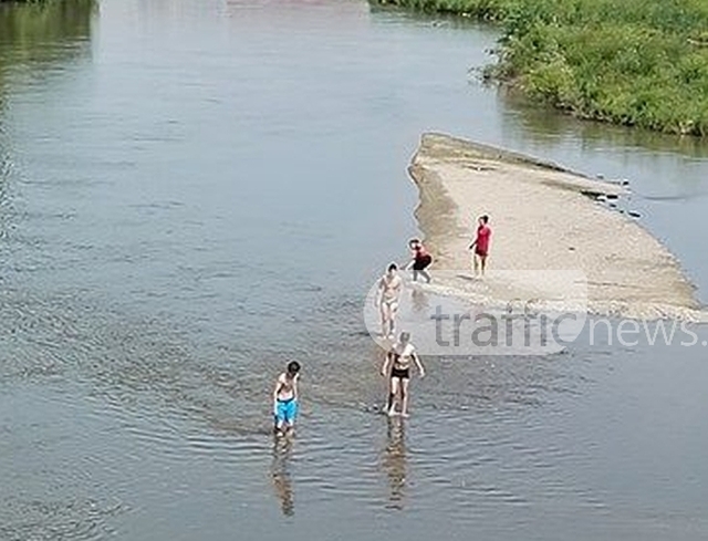 Без надзор: Деца се къпят в Марица СНИМКИ