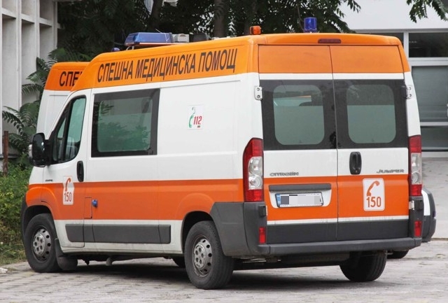 Пациент скочи от четвъртия етаж на болница, размаза се върху козирката