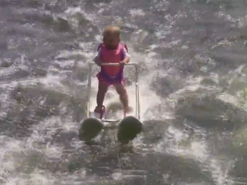 Бебе на 6 месеца постави световен рекорд на водни ски ВИДЕО