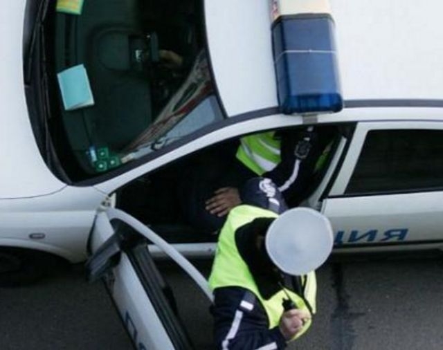 Хванаха полицай да мастурбира в патрулна кола