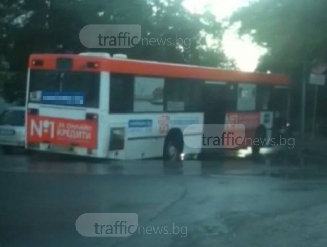 ЕМИСИЯ НОВИНИ: Ето как автобус пропадна в дупка в Пловдив