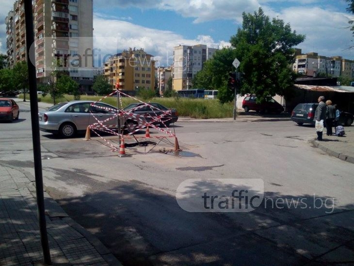 Обезопасиха дупката трошач в Кючука, затварят кръстовището за ремонт СНИМКИ