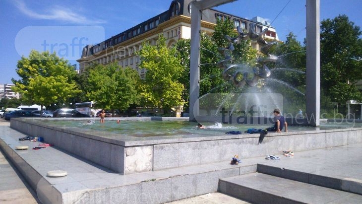 В Пловдив малки ромчета се къпят във фонтана пред Общинска полиция и Общинска охрана СНИМКИ