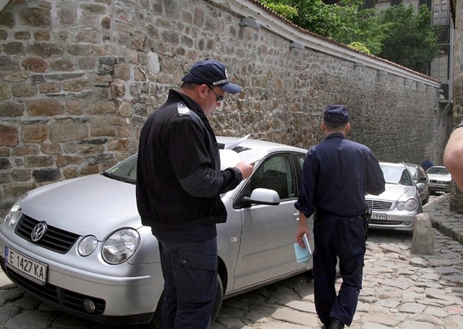 Задръстване от коли в Стария град, туристи звънят на 112 СНИМКИ