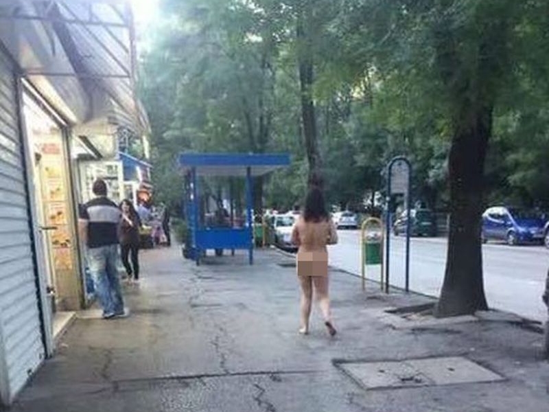 Млада жена се разходи по улиците в столицата.... дибидюс гола СНИМКИ 18+