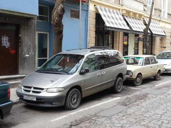 Инвалид сви номерата на вартбург, за да ги сложи на крайслера си 