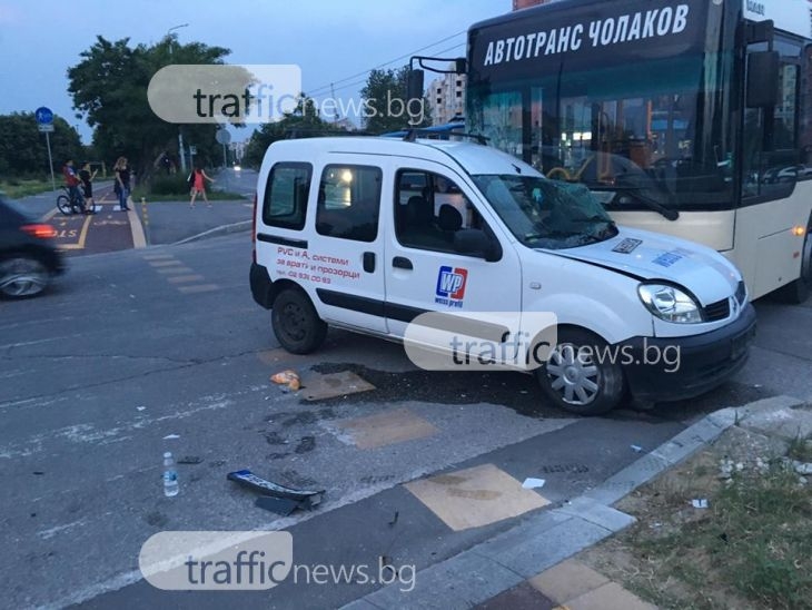 Автобус пълен с пътници се заби в пикап на кръгово в Тракия СНИМКИ