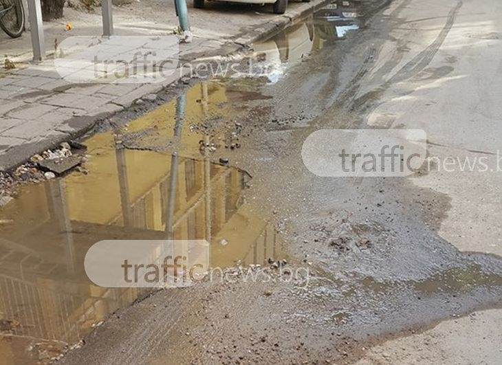 Ремонтирана преди 4 дни тръба бълва вода на ул. 