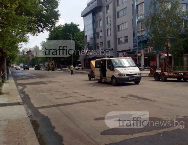 Паркингът булевард Васил Априлов се изпразни! Паяците разчистиха пътя на машините ВИДЕО