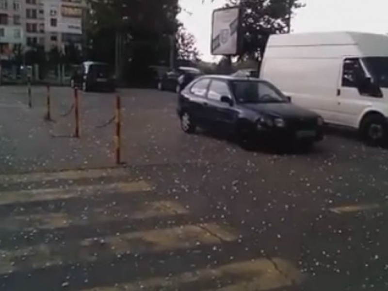 Градушка колкото орех удари Стара Загора, улиците побеляха ВИДЕО