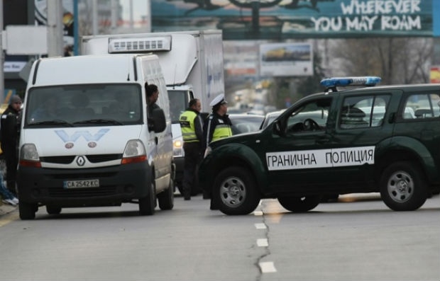 Полицаи ще проверяват всички автомобили на летище София през лятото