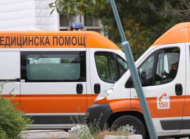 Шофьор блъсна две деца на кръстовище, едното е с опасност за живота