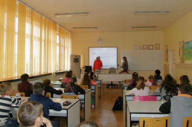 Смартфоните победиха – влизат в училищата в Пловдив
