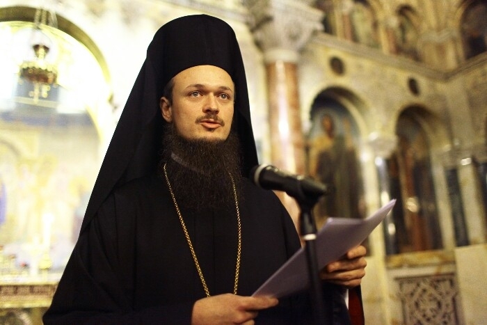 Заплашват скандалния отец Дионисий