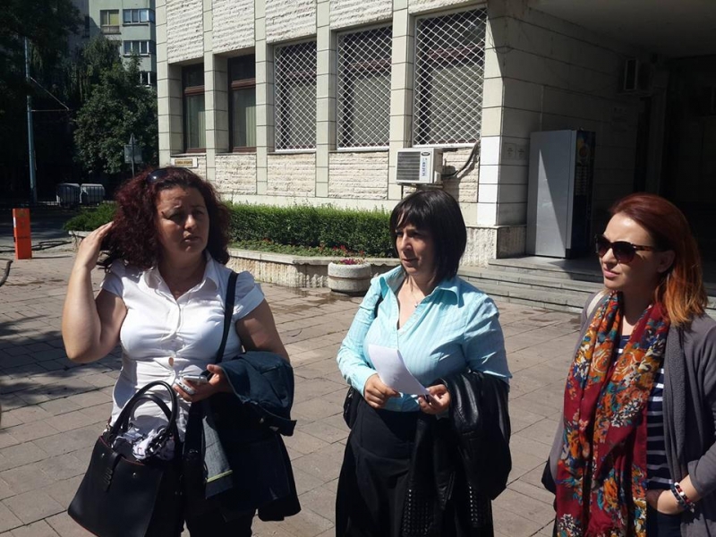 Протестиращите родители от Душото поискаха писмени гаранции от Тотев СНИМКИ