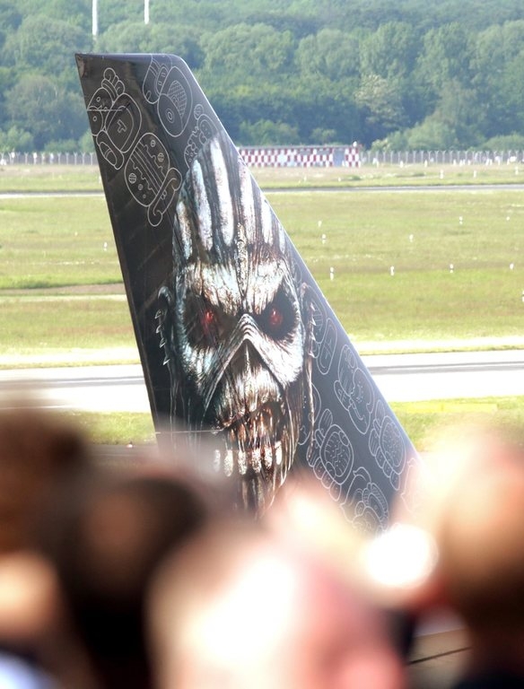 Самолетите на Iron Maiden, Меркел и Оланд един до друг
