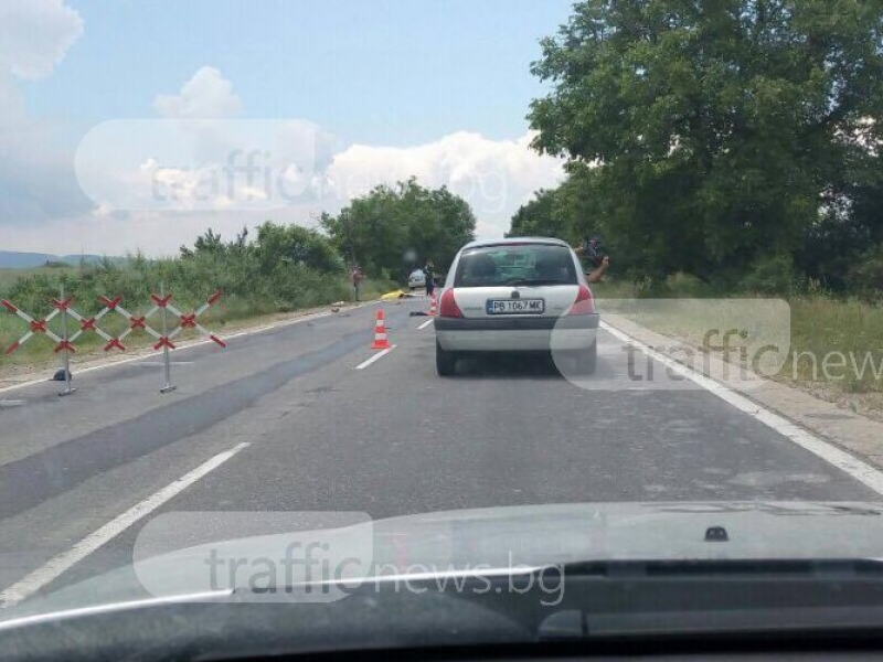 Кошмарно задръстване на пътя за Карлово заради прегазения колоездач  СНИМКИ 