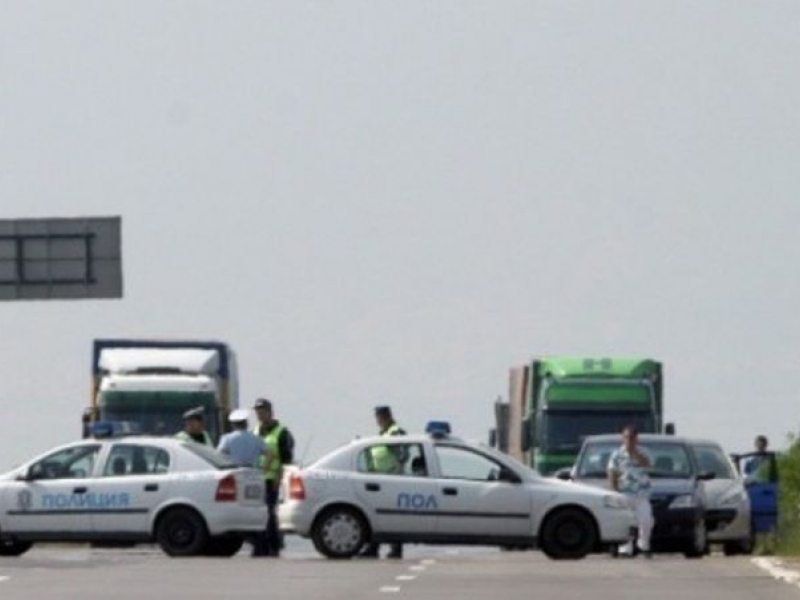 Шофьор блъсна пътен полицай и избяга