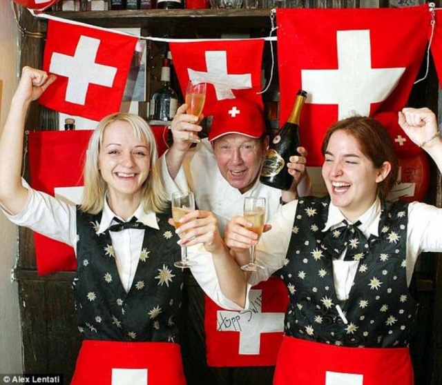 Швейцарците катерично отказаха 2 500 долара базов доход