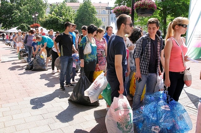 Невиждана опашка в Пловдив: Десетки се наредиха в центъра СНИМКИ