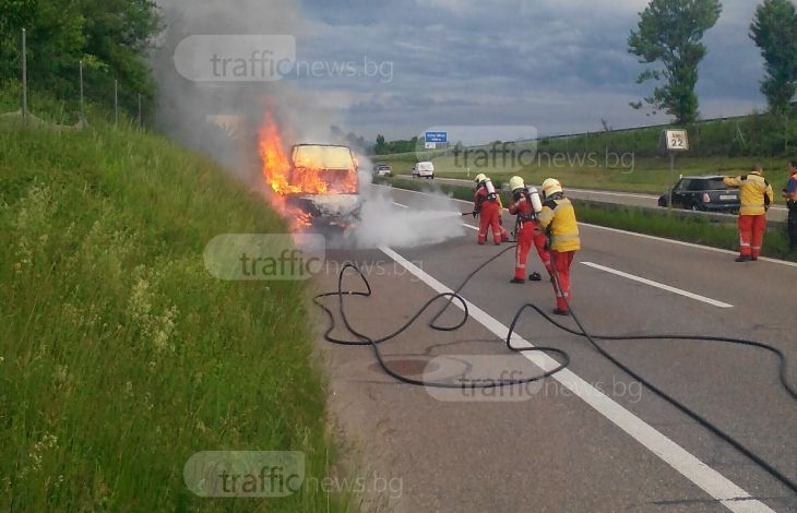 Пловдивчани оцеляха по чудо! Бусът им изгоря на австрийска магистрала СНИМКИ