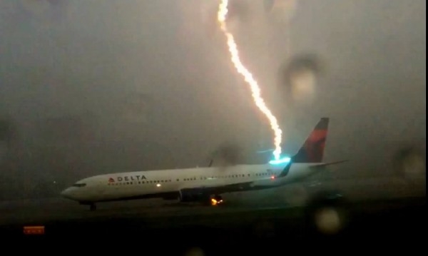 Мълния удари три пътнически самолета