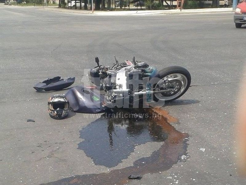 Фолксваген отнесе моторист в Изгрев, рокерът е в болница 