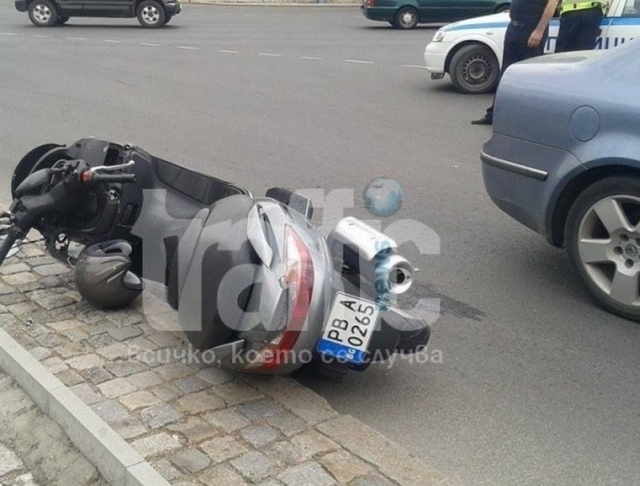 Форд отнесе мотопед в центъра на Пловдив 