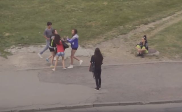 Ученици се сбиха на улицата посред бял ден! Група момичета нападнаха момче ВИДЕО