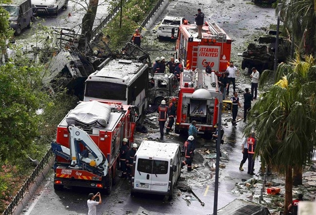 Жертвите и ранените при атентата в Истанбул стават повече СНИМКИ и ВИДЕО