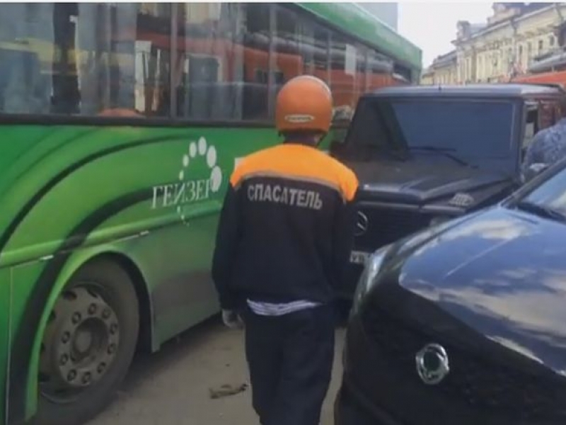 Рейс влетя в жилищна сграда в руски град, има ранени ВИДЕО