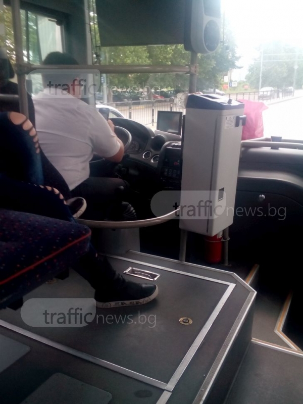 Шофьор на автобус № 11 в Пловдив – факир! Кара без ръце СНИМКИ