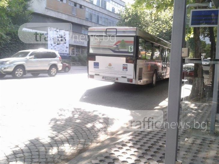 Обират редовно аварийните чукчета в автобусите на Пловдив СНИМКИ