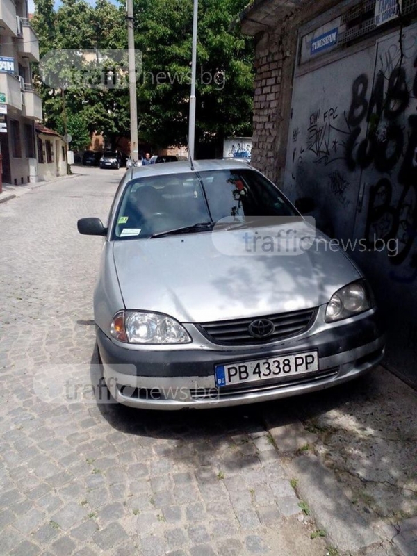 Тойота с полицейски пропуск окупира тротоар в центъра на Пловдив