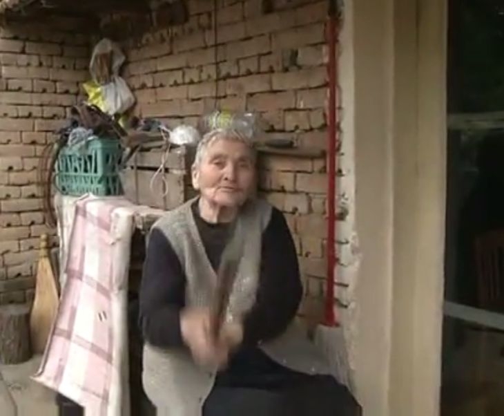 Измамници нападнаха 84-годишна баба, тя ги отблъсна с бастун и точилка ВИДЕО