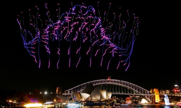 Уникално светлинно шоу! Стотици дронове осветиха небето над Сидни ВИДЕО