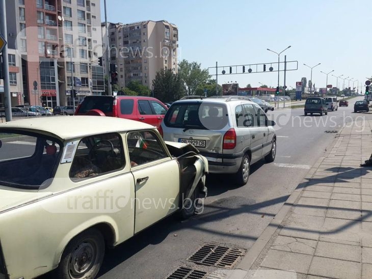 Жена с Трабант се размаза в Опел в Кършияка, откараха я в болница СНИМКИ