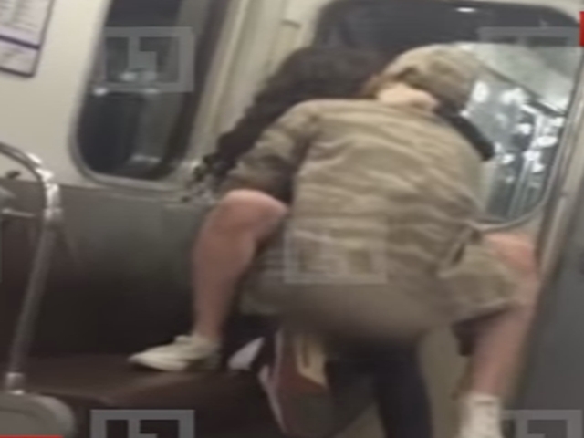 Двойка шокира пътниците в метрото със секс във вагона ВИДЕО 18+