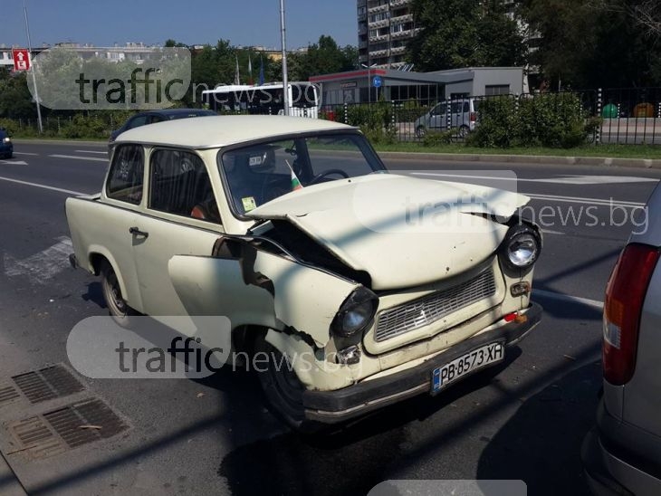 Жената от размазания Трабант в Кършияка остава в болница СНИМКИ