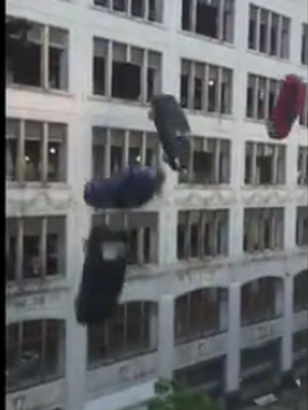 Коли летят през прозорците на сграда в Кливланд ВИДЕО