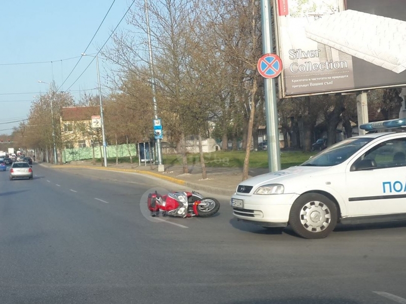 Ето кой е загиналият моторист, който се заби в крайпътно дърво 