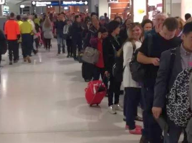 Хаос по летища по света, пак пропаднаха полети до България