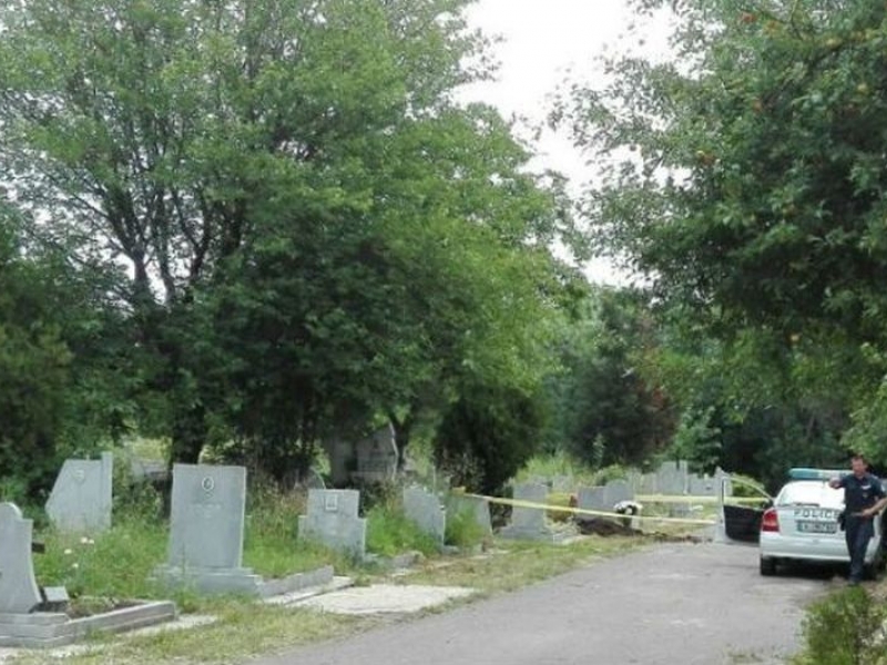 Отвориха гроба на гарда на Очите СНИМКИ