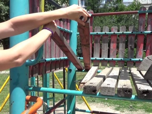 Деца пропадат през опасна пързалка в Пловдив, премахват я ВИДЕО