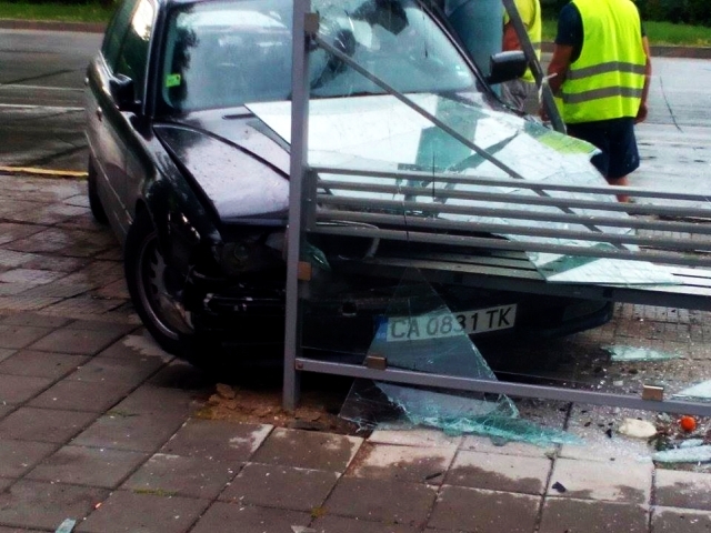 Шофьорът на БМВ-то, което се заби в спирка в Пловдив, карал с висока скорост ВИДЕО